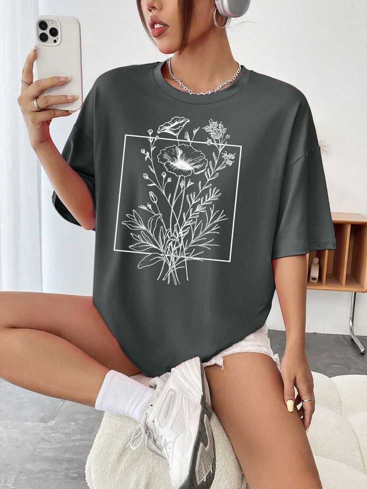 Minimal Floral Line Art Graphic T-Shirt for Women – Vintage Botanical Aesthetic Tee