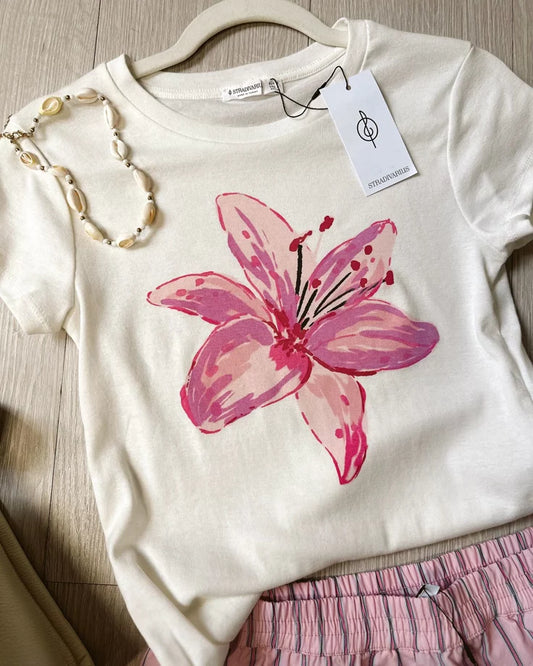 Pink Lily Flower Graphic T-Shirt for Women – Elegant Floral Aesthetic Tee